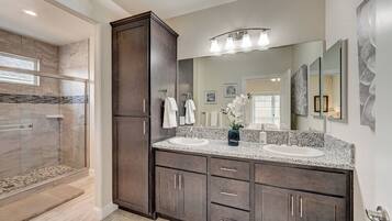 Combined shower/bathtub, hair dryer, towels