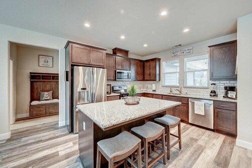 Emerald Inn in the Mountains: Stunning brand new home!