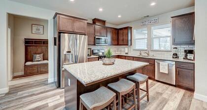 Emerald Inn in the Mountains: Stunning brand new home!
