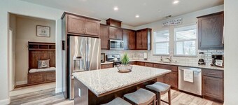 Emerald Inn in the Mountains: Stunning brand new home!