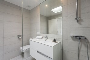 Dusj, hårføner og håndklær