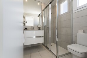 Suihku, hiustenkuivaaja, pyyhkeet