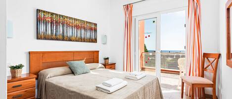 3 chambres, coffres-forts dans les chambres, fer et planche à repasser