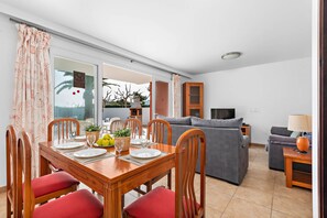 Dining - Villa Emily by Escape Home (Cala´n Bosch)