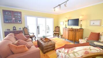 Condo, 2 Bedrooms | Living area
