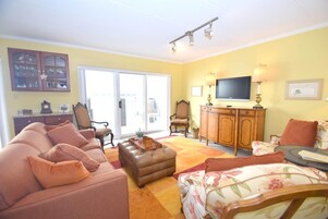 Condo, 2 Bedrooms | Living area