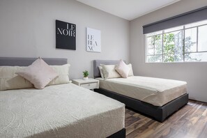 2 chambres, fer et planche à repasser, Wi-Fi gratuit, draps fournis