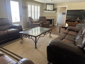 Smart TV, fireplace, Netflix, books - The Big House - 1/2 Mile from SRA 6-Lane Boat Ramp (Yantis)
