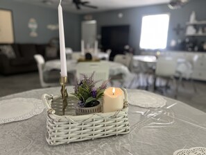 Dining - The Big House - 1/2 Mile from SRA 6-Lane Boat Ramp (Yantis)