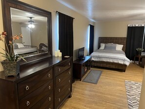 3 slaapkamers, een bureau, een strijkplank/strijkijzer, reisbedje