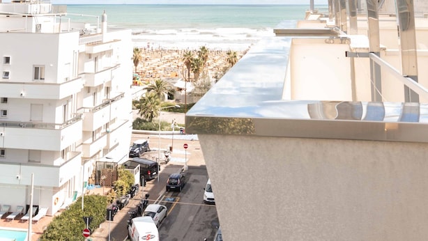 Un hôtel de grande hauteur offrant une vue sur la plage et l’océan.