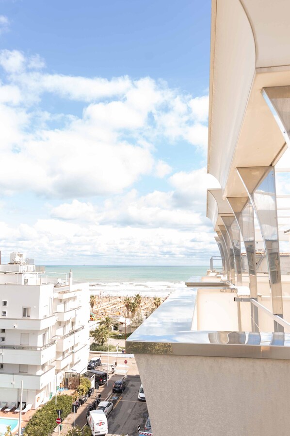 双床房 | 客房内保险箱、办公桌、免费 WiFi、床单