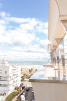 Twin Room | In-room safe, desk, free WiFi, bed sheets