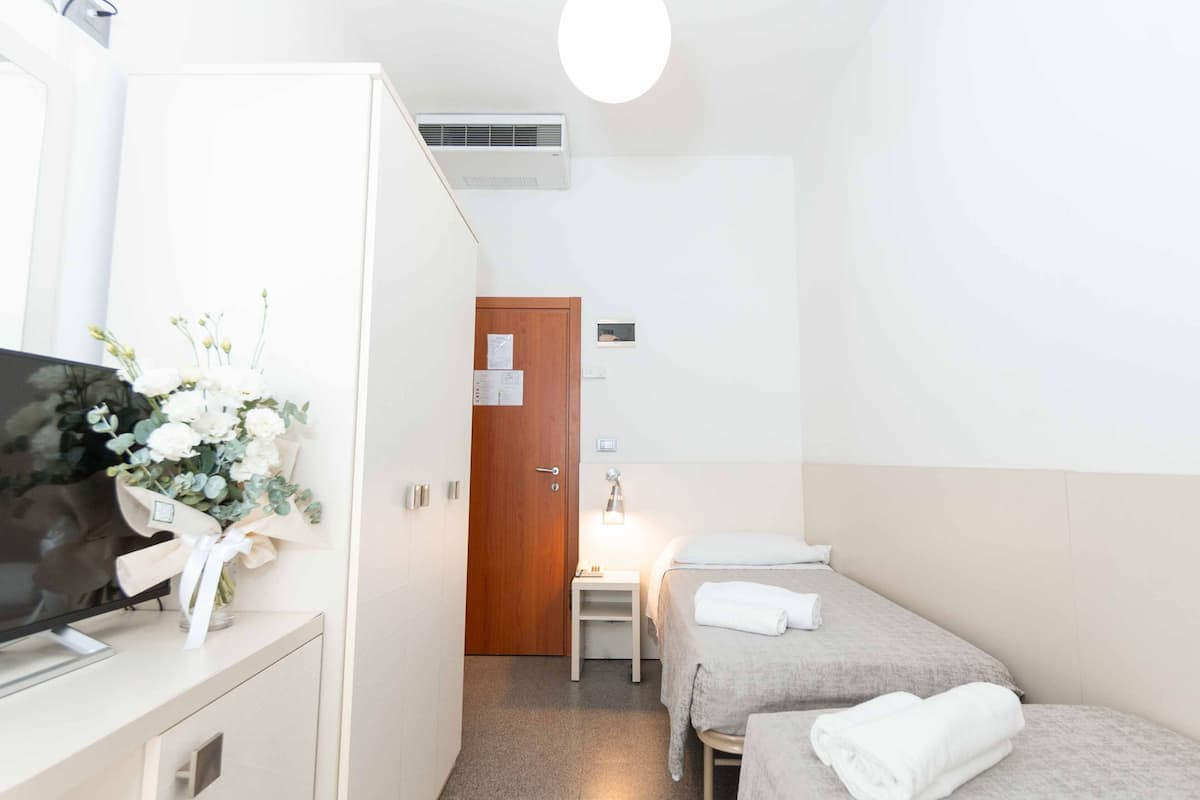 Chambre avec lits jumeaux | Coffres-forts dans les chambres, bureau, Wi-Fi gratuit, draps fournis