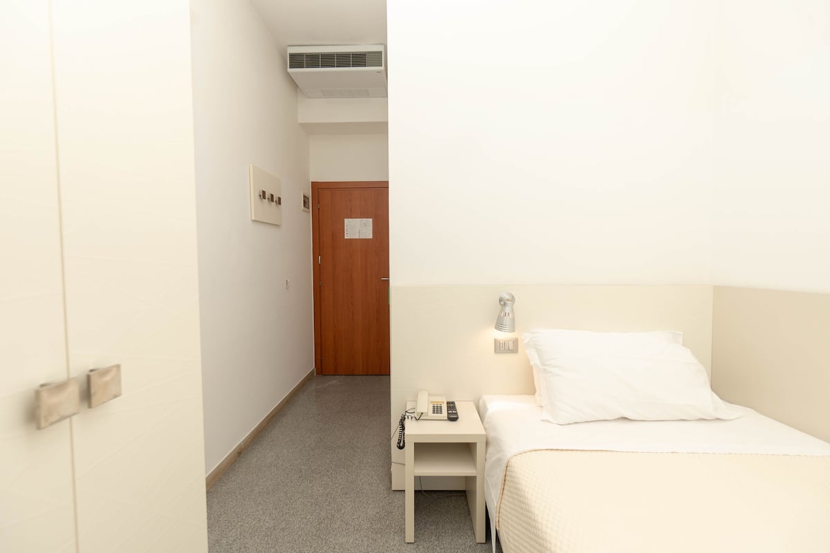 Chambre Simple | Coffres-forts dans les chambres, bureau, Wi-Fi gratuit, draps fournis