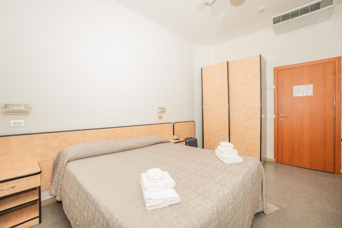 Chambre Double ou avec lits jumeaux | Coffres-forts dans les chambres, bureau, Wi-Fi gratuit, draps fournis
