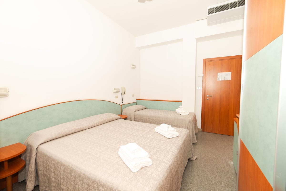 Chambre Triple | Coffres-forts dans les chambres, bureau, Wi-Fi gratuit, draps fournis