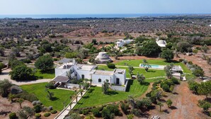 A large estate with multiple buildings, a swimming pool, and well-maintained gardens. - 3194 Masseria Il Carrubo by Perle di Puglia (Salve)