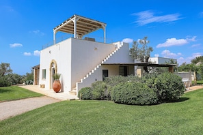 A modern house with a white exterior, a covered porch, and a staircase leading to the entrance. - 3194 Masseria Il Carrubo by Perle di Puglia (Salve)