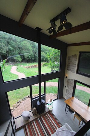 Chalet Deluxe | Coin séjour | Cheminée, jouets