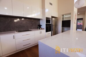 Mikrobølgeovn, ovn, kokeplater og oppvaskmaskin