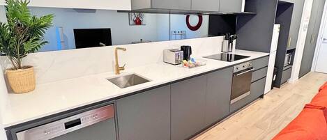 Mikrowelle, Ofen, Herdplatte, Geschirrspüler