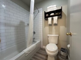 淋浴/盆浴组合、免费洗浴用品、吹风机、毛巾