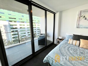 1 bedroom, iron/ironing board, free WiFi - Light & Lovely in Canberra's CBD - 1BR Apt w/Carsp (Canberra)