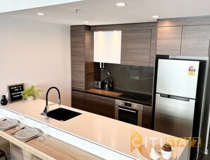 Microwave, oven, stovetop, dishwasher - Light & Lovely in Canberra's CBD - 1BR Apt w/Carsp (Canberra)