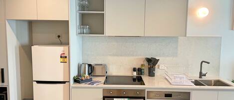 Mikrowelle, Ofen, Herdplatte, Geschirrspüler