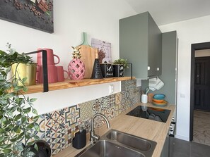 Réfrigérateur, micro-ondes, four, plaque de cuisson