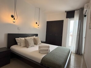 1 soverom, strykejern/-brett, internettilgang og sengetøy