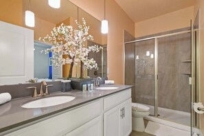 Baignoire, séchoir à cheveux, serviettes fournies