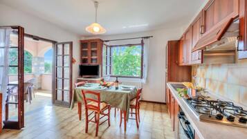 Maison Familiale, plusieurs chambres, en bord de lac (Casa Serena park and Lake View) | Cuisine privée