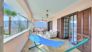 Rumah Keluarga, beberapa kamar, tepi danau (Casa Serena park and Lake View) | Tempat makan outdoor