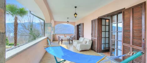Familienhaus, Mehrere Schlafzimmer, Seeseite (Casa Serena park and Lake View) | Speisen im Freien