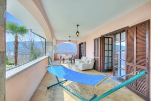 Casa familiar, varias habitaciones, junto al lago (Casa Serena park and Lake View) | Restaurante al aire libre