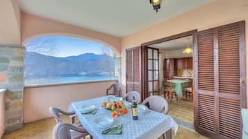 Family House, Multiple Bedrooms, Lakeside (Casa Serena park and Lake View) | Outdoor dining