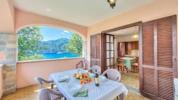 Rumah Keluarga, beberapa kamar, tepi danau (Casa Serena park and Lake View) | Tempat makan outdoor