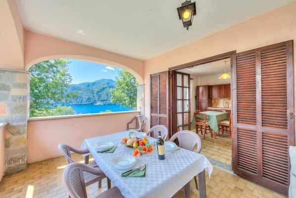 Casa familiar, varias habitaciones, junto al lago (Casa Serena park and Lake View) | Restaurante al aire libre