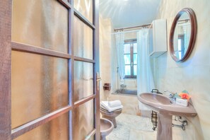 Casa familiar, varias habitaciones, junto al lago (Casa Serena park and Lake View) | Baño | Tina y regadera independientes, secadora de cabello, bidet, toallas 