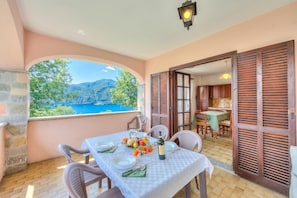 Familjehus - flera sovrum - vid sjön (Casa Serena park and Lake View) | Restaurang utomhus
