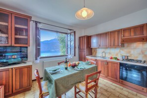 Family House, Multiple Bedrooms, Lakeside (Casa Serena park and Lake View) | Private kitchen | Fridge, microwave, oven, stovetop - Casa Serena Park and Lake View (Pettenasco)