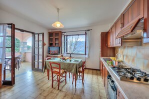 Casa familiare, 1 camera da letto, lato lago (Casa Serena park and Lake View) | Cucina privata | Frigorifero, microonde, forno, piano cottura