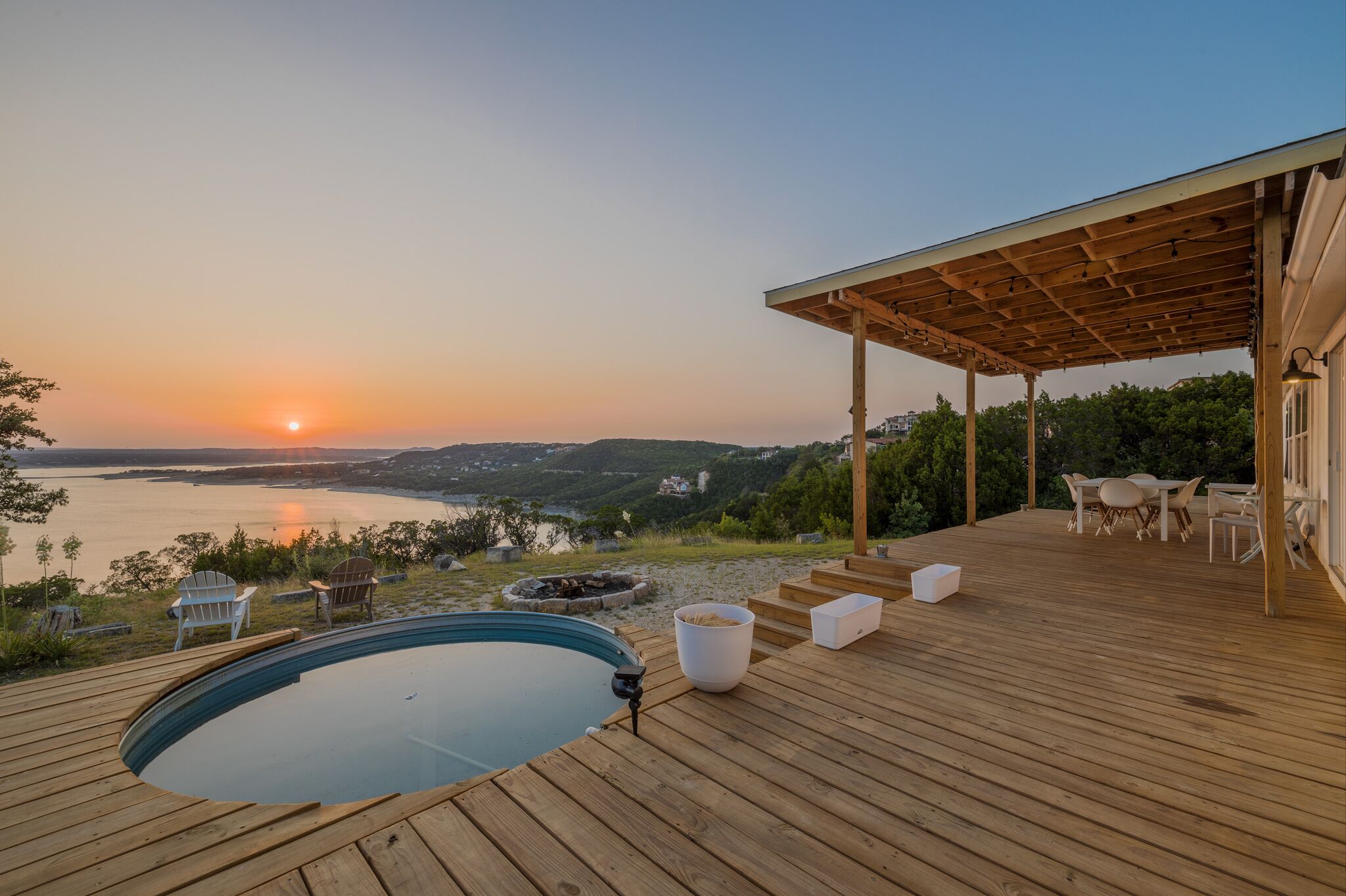 Vaycayeur | Breathtaking sunset views over Lake Travis