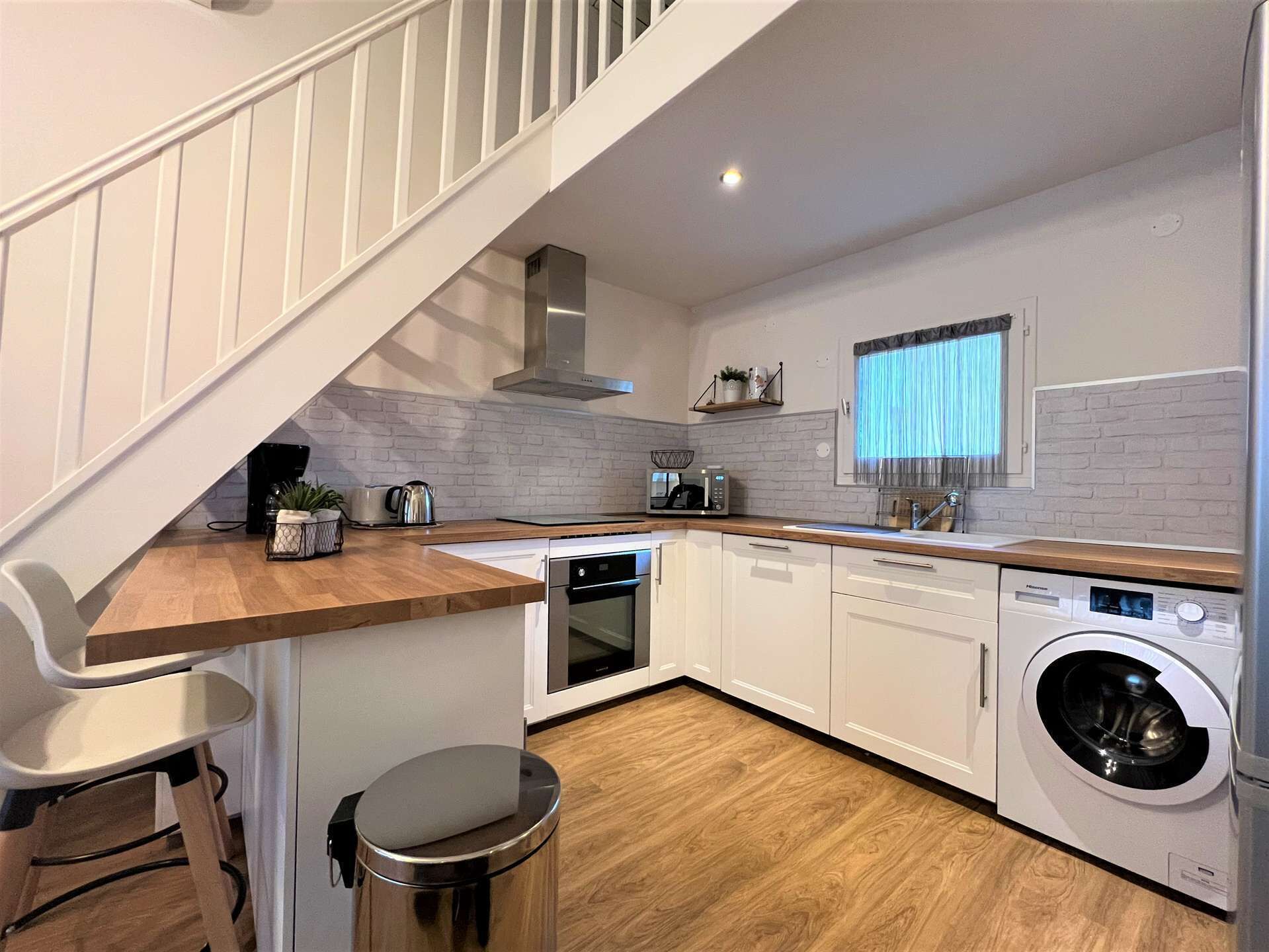 Refrigerador, microondas, tostadora y utensilios de cocina 