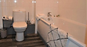 Apartment, 1 Queen-Bett und Schlafsofa | Badezimmer | Badewanne und Dusche (separat), Komfortbadewanne