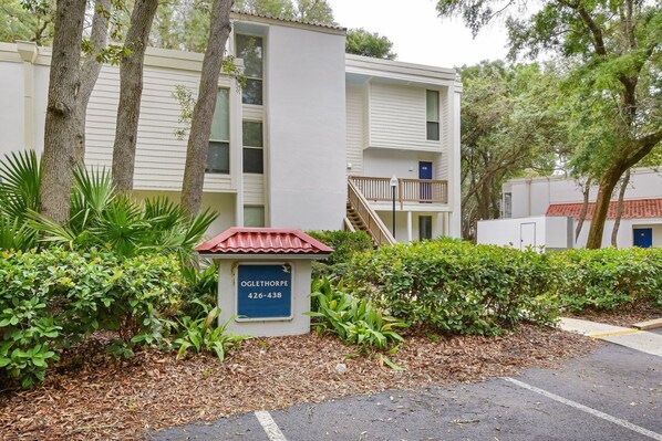 Un edificio de varios pisos con un letrero que dice 'OGLETHORPE 426-438'.