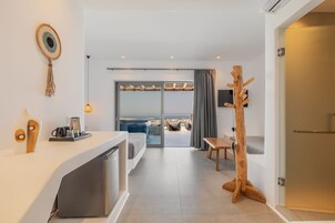Superior Suite with sea and pool view & outdoor hot tub | 1 dormitorio, escritorio, espacio para trabajar con un portátil