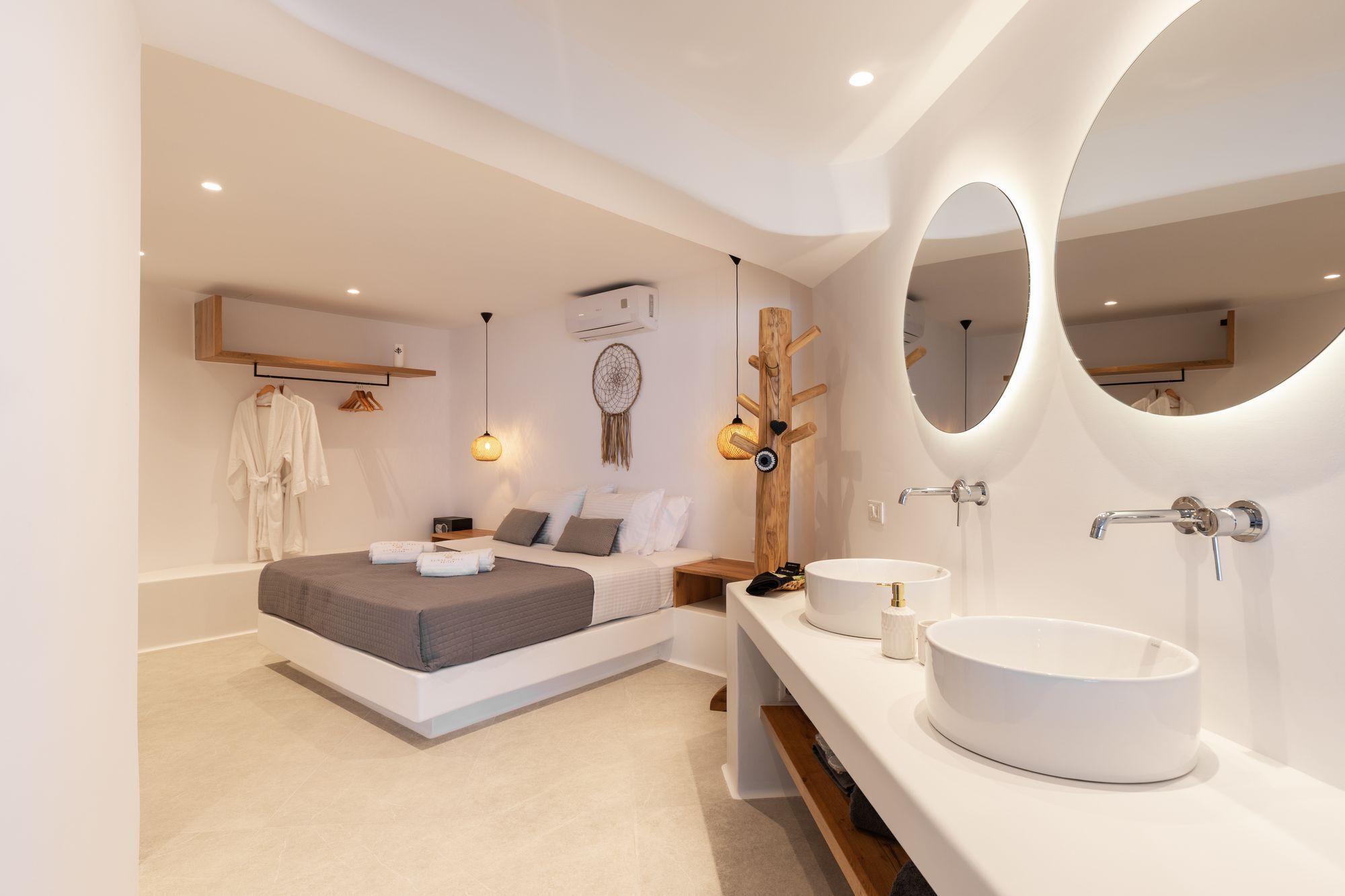 executive suite, sea view & pool view | desk, laptop workspace, soundproofing, free wifi